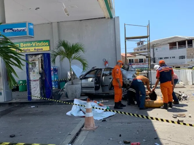 Bombeiros fazem perícia em carro que explodiu em posto de combustíveis