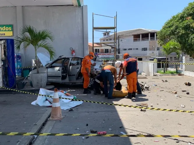 Bombeiros fazem perícia em carro que explodiu em posto de combustíveis