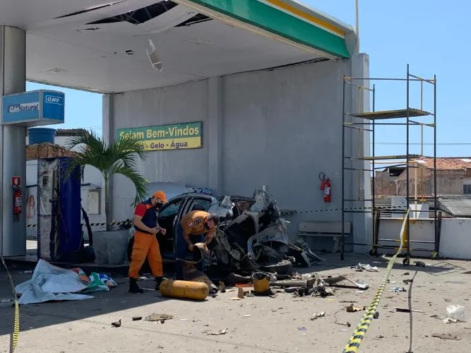 Bombeiros fazem perícia em carro que explodiu em posto de combustíveis