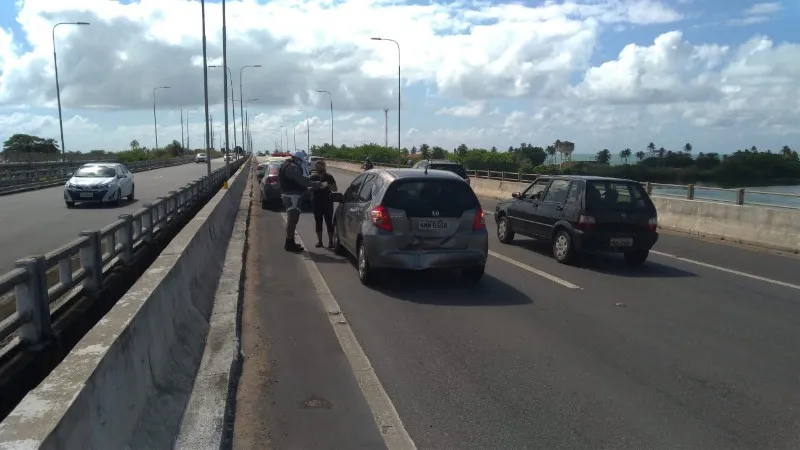 Engavetamento envolve cinco veículos na Ponte Divaldo Suruagy