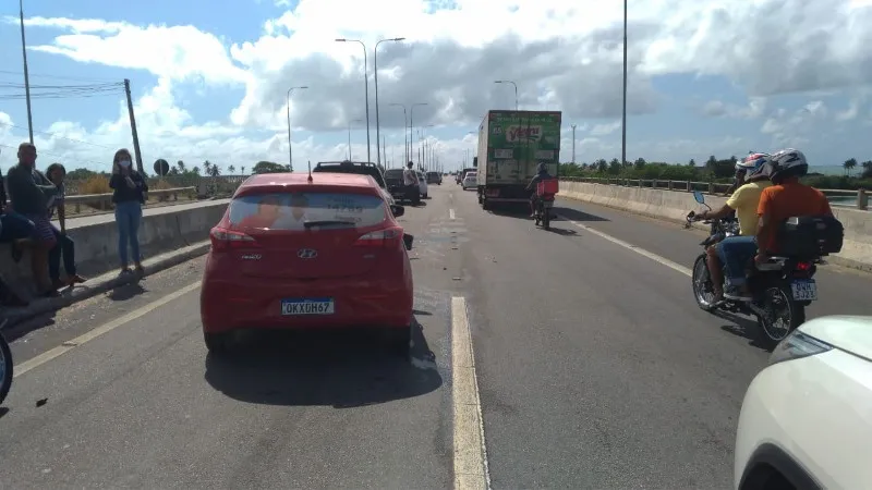 Engavetamento envolve cinco veículos na Ponte Divaldo Suruagy