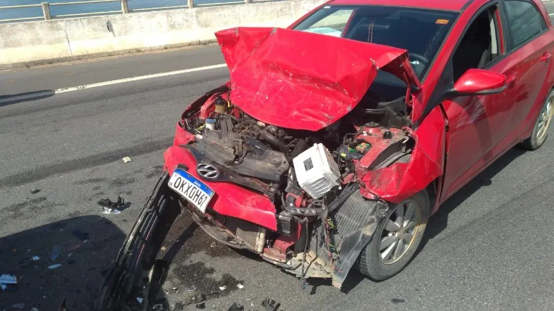 Engavetamento envolve cinco veículos na Ponte Divaldo Suruagy