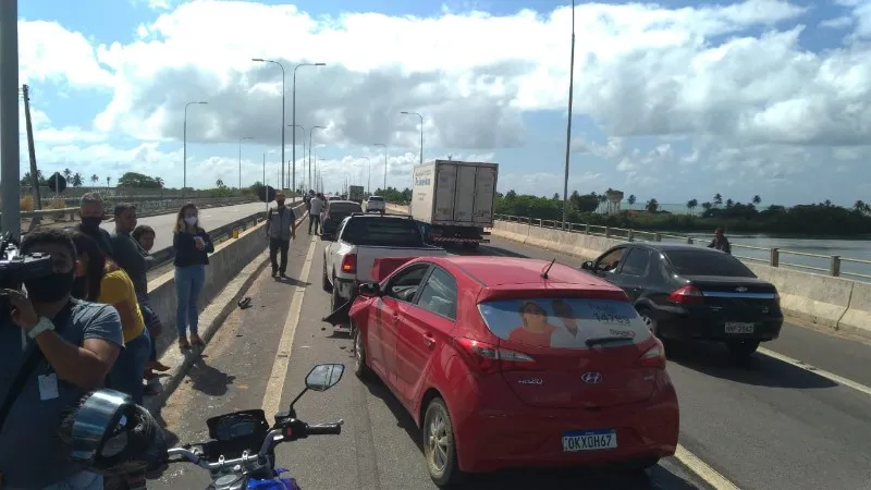 Engavetamento envolve cinco veículos na Ponte Divaldo Suruagy