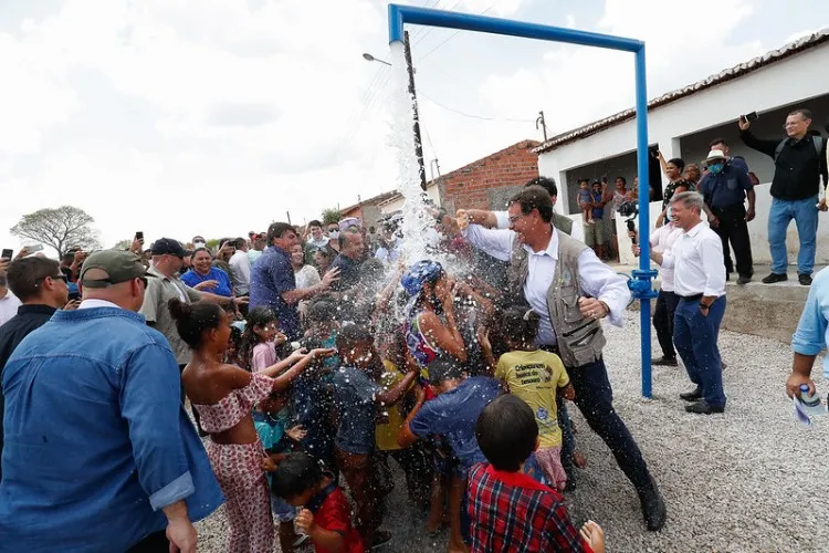 Presidente brincou com crianças ao controlar a torneira que liberava a água