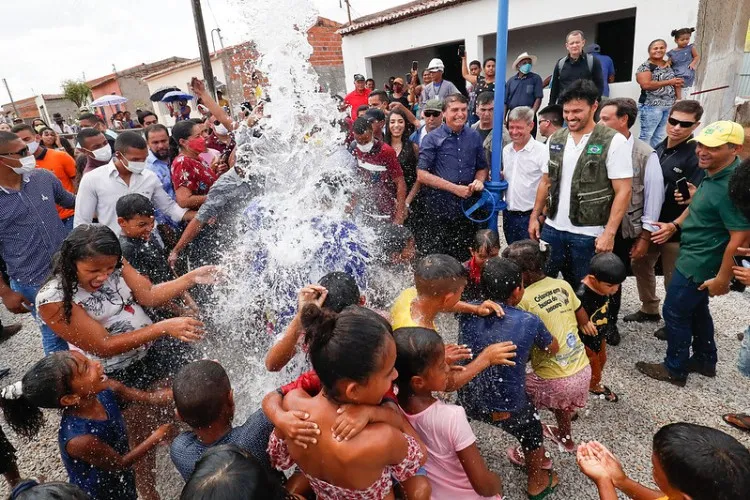 Presidente brincou com crianças ao controlar a torneira que liberava a água