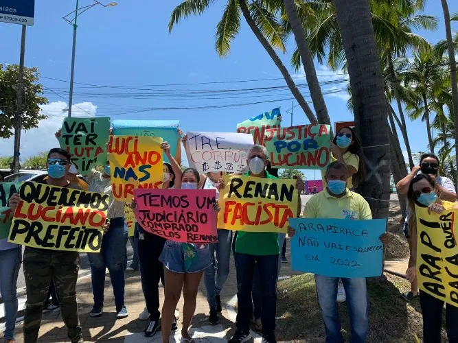 Protesto em frente à residência de Renan Calheiros
