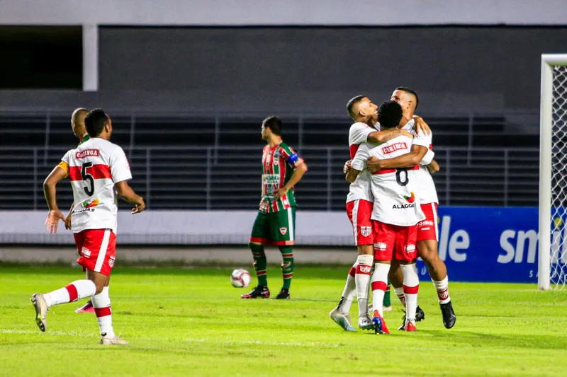Em duelo equilibrado, CRB e CSE empatam em 1 a 1 no Rei Pelé pelo Alagoano