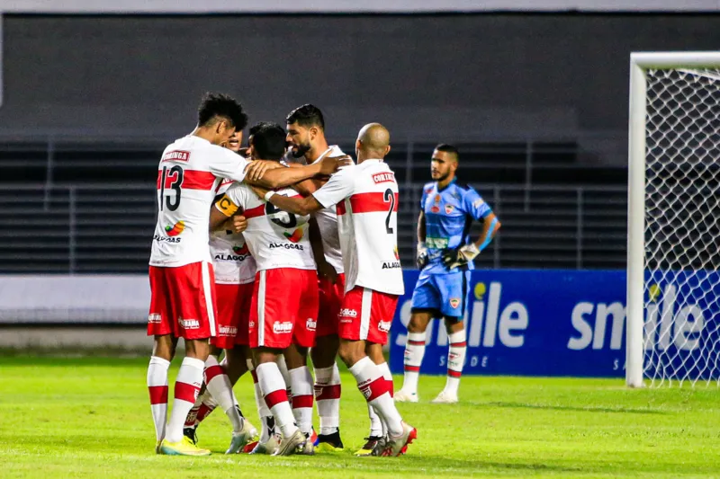 Em duelo equilibrado, CRB e CSE empatam em 1 a 1 no Rei Pelé pelo Alagoano