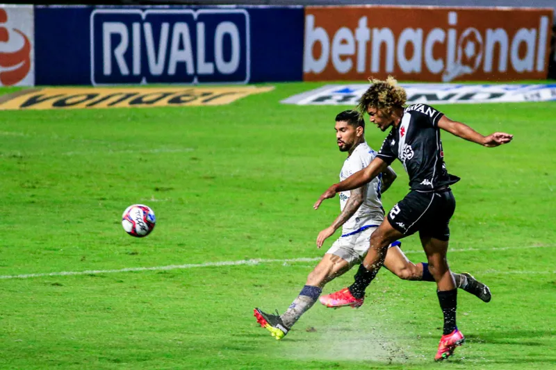 No ano passado, CSA x Vasco aconteceu em campo encharcado