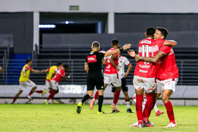 CRB bate o Vitória no Rei Pelé, volta a sonhar com o acesso à Série A e seca adversários: 3 a 1