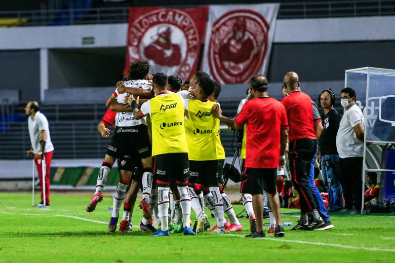 CRB bate o Vitória no Rei Pelé, volta a sonhar com o acesso à Série A e seca adversários: 3 a 1