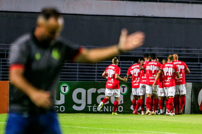CRB bate o Vitória no Rei Pelé, volta a sonhar com o acesso à Série A e seca adversários: 3 a 1