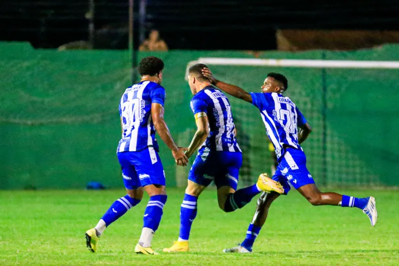 Xandão marcou golaço e saiu para a festa