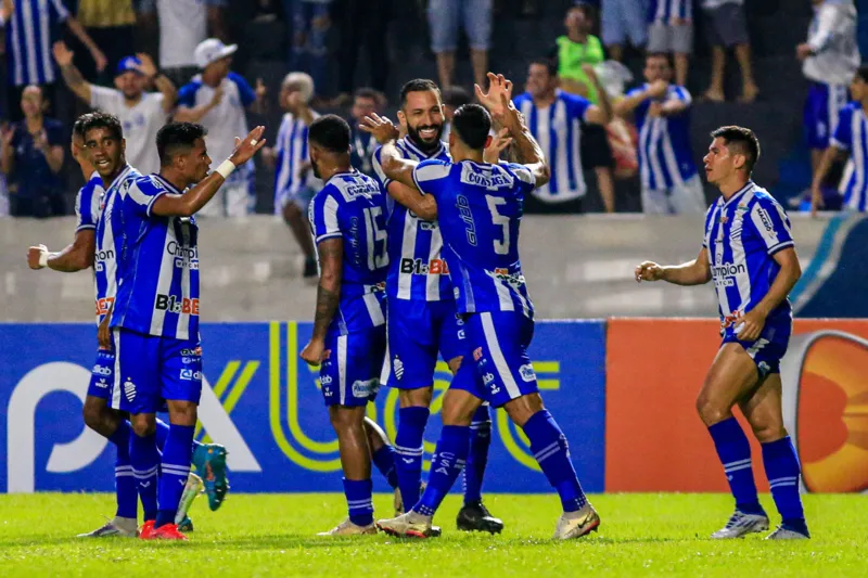 Geovane, de cabeça, marcou o gol que abriu a porteira no Estádio Rei Pelé