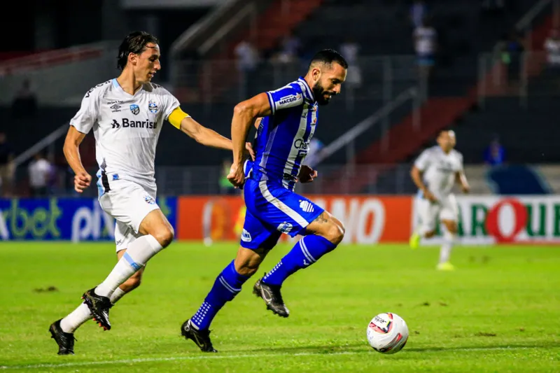 Rodrigo Rodrigues voltou a balançar as redes contra o Vila e toma vaga como titular