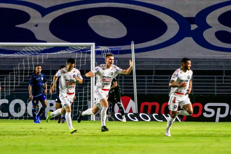 Momento da comemoração de um dos gols do Operário