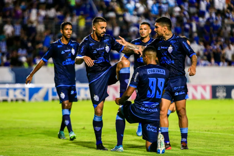 Jogadores comemoram o gol de Dellatorre: em vão