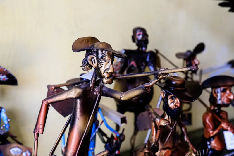 Artista autodidata transforma ferro velho em obras de arte no Sertão de Alagoas