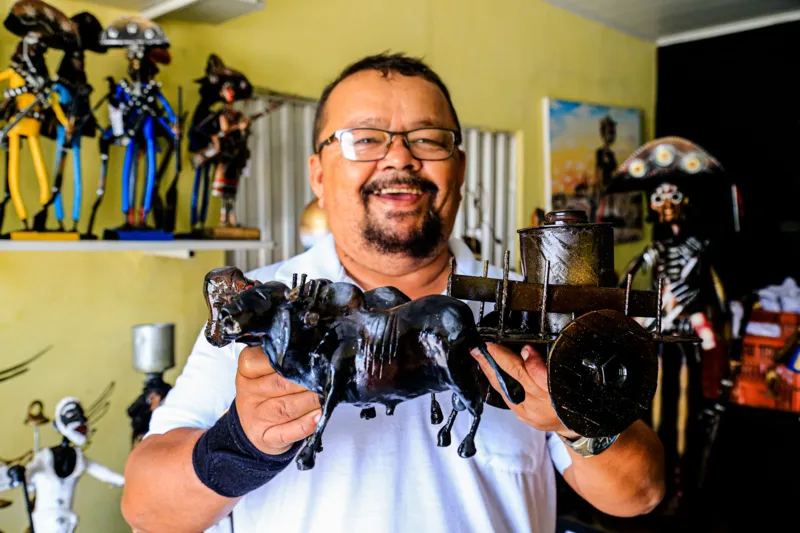 Artista autodidata transforma ferro velho em obras de arte no Sertão de Alagoas