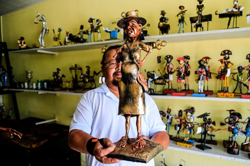 Artista autodidata transforma ferro velho em obras de arte no Sertão de Alagoas