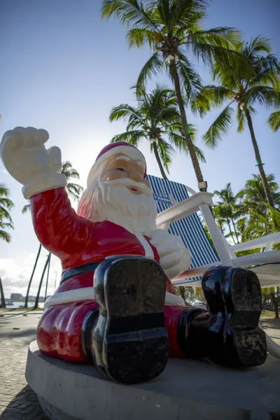 Cadeira ganha Papai Noel gigante na orla de Maceió; confira fotos!
