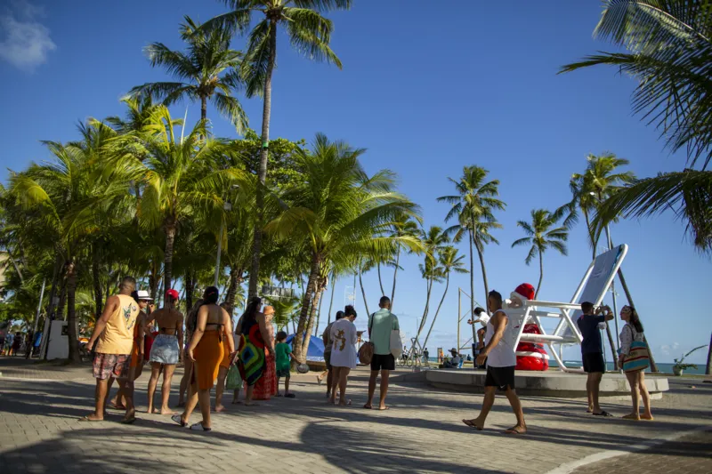 Cadeira ganha Papai Noel gigante na orla de Maceió; confira fotos!
