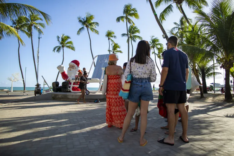 Cadeira ganha Papai Noel gigante na orla de Maceió; confira fotos!