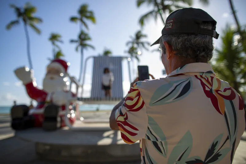 Cadeira ganha Papai Noel gigante na orla de Maceió; confira fotos!