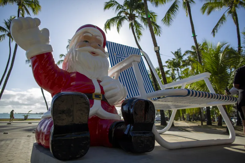 Cadeira ganha Papai Noel gigante na orla de Maceió; confira fotos!