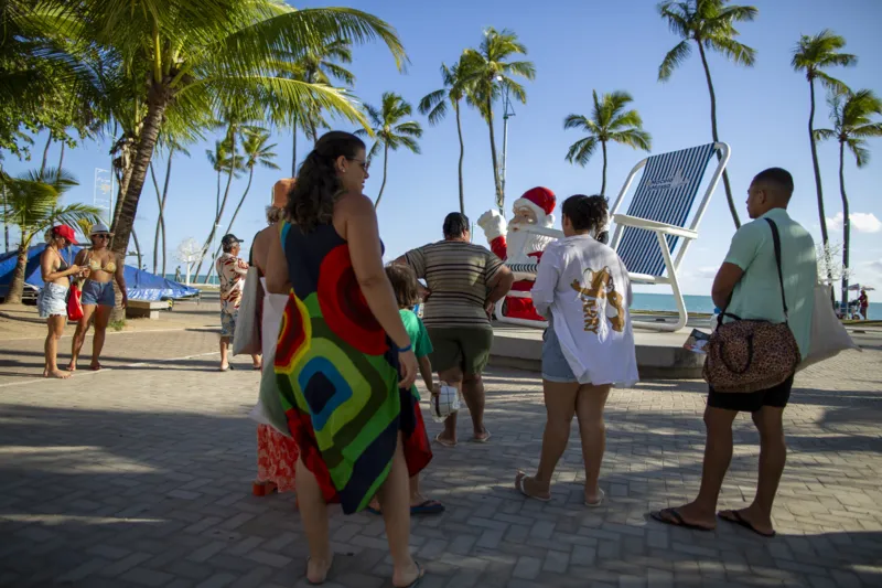 Cadeira ganha Papai Noel gigante na orla de Maceió; confira fotos!