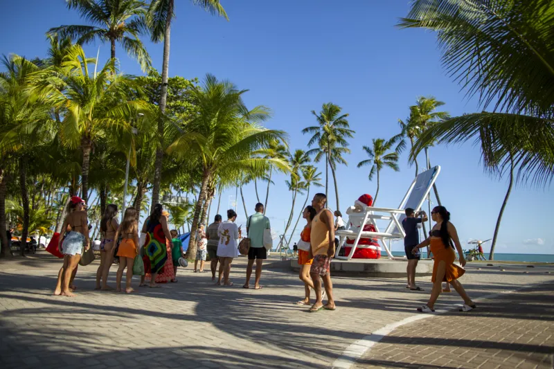 Cadeira ganha Papai Noel gigante na orla de Maceió; confira fotos!