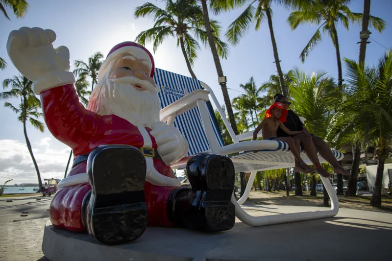 Cadeira ganha Papai Noel gigante na orla de Maceió; confira fotos!