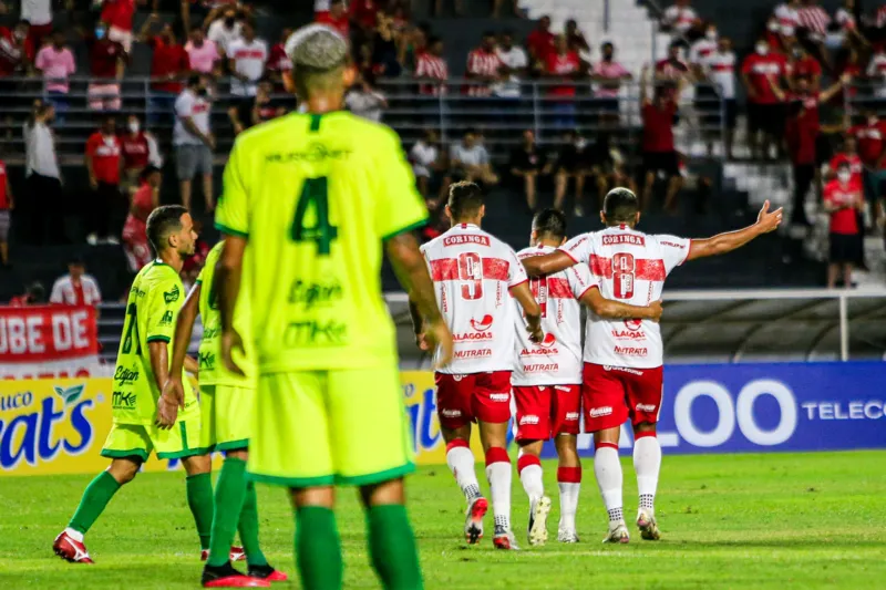 Jogadores do Regatas comemoram gol que deu números iniciais ao confronto