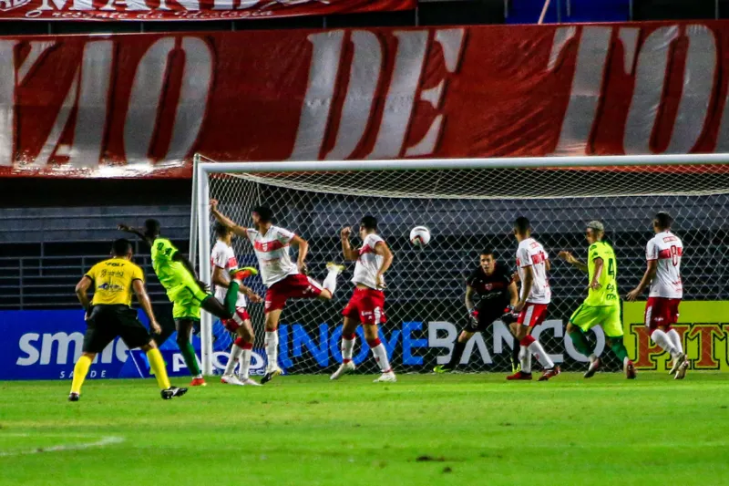 Apesar de chegar ao ataque, Murici foi dominado na etapa inicial