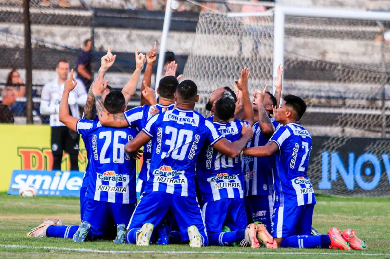 Comemoração do elenco azulino após um dos gols na partida empatada entre CSA e ASA