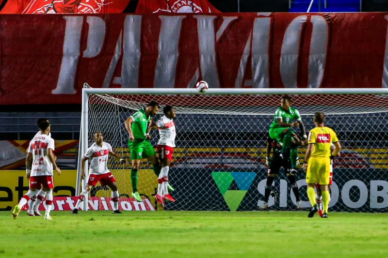 No Rei Pelé, CRB empata por 1 a 1 com o líder Coritiba e fica mais uma rodada fora do G-4