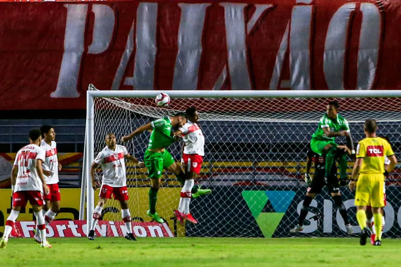No Rei Pelé, CRB empata por 1 a 1 com o líder Coritiba e fica mais uma rodada fora do G-4