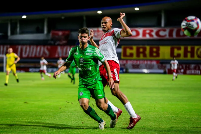 No Rei Pelé, CRB empata por 1 a 1 com o líder Coritiba e fica mais uma rodada fora do G-4