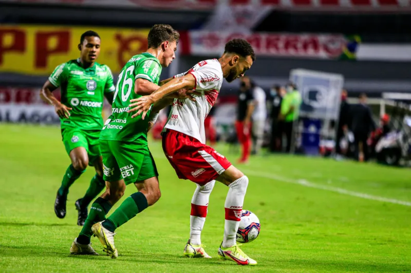 No Rei Pelé, CRB empata por 1 a 1 com o líder Coritiba e fica mais uma rodada fora do G-4