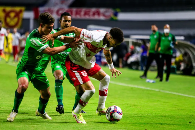 No Rei Pelé, CRB empata por 1 a 1 com o líder Coritiba e fica mais uma rodada fora do G-4