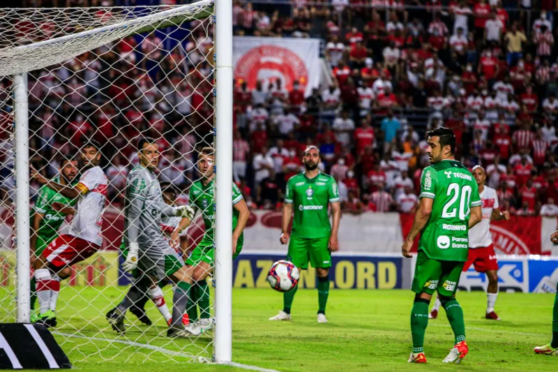 No Rei Pelé, CRB empata por 1 a 1 com o líder Coritiba e fica mais uma rodada fora do G-4