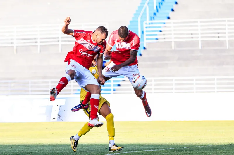 CRB bateu cabeça durante todo o 1º tempo, mas se safou na etapa final