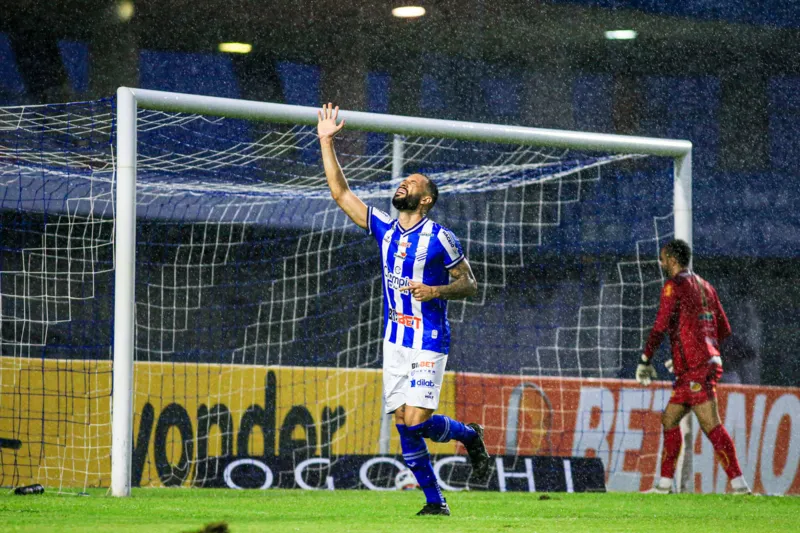 Rodrigo Rodrigues voltou a brilhar com a camisa azulina e marcou dois, contra a Ponte