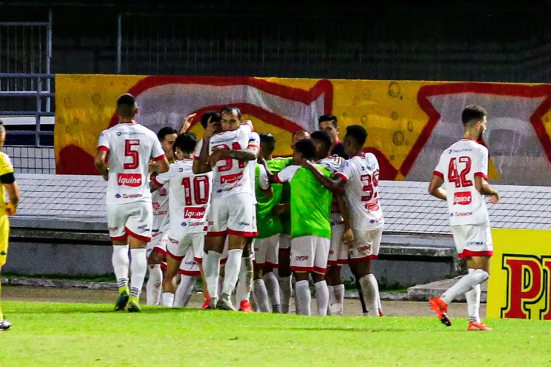 CRB empata com o líder Náutico no Rei Pelé