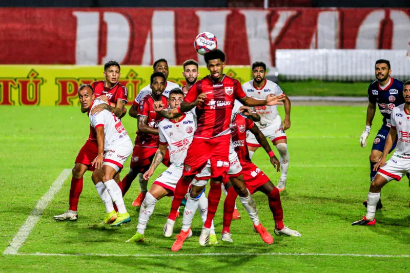 CRB empata com o líder Náutico no Rei Pelé