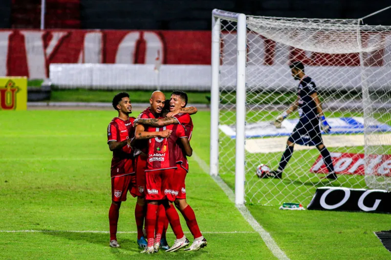 CRB empata com o líder Náutico no Rei Pelé