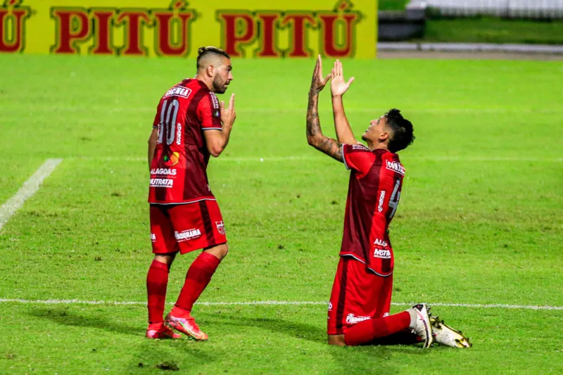 CRB empata com o líder Náutico no Rei Pelé