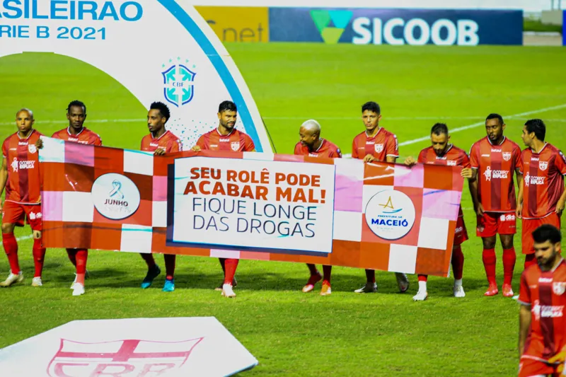 CRB empata com o líder Náutico no Rei Pelé