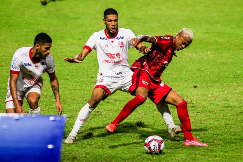 CRB empata com o líder Náutico no Rei Pelé