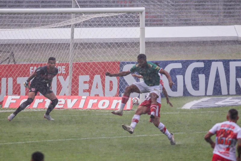 Chuva no primeiro tempo prejudicou andamento da partida